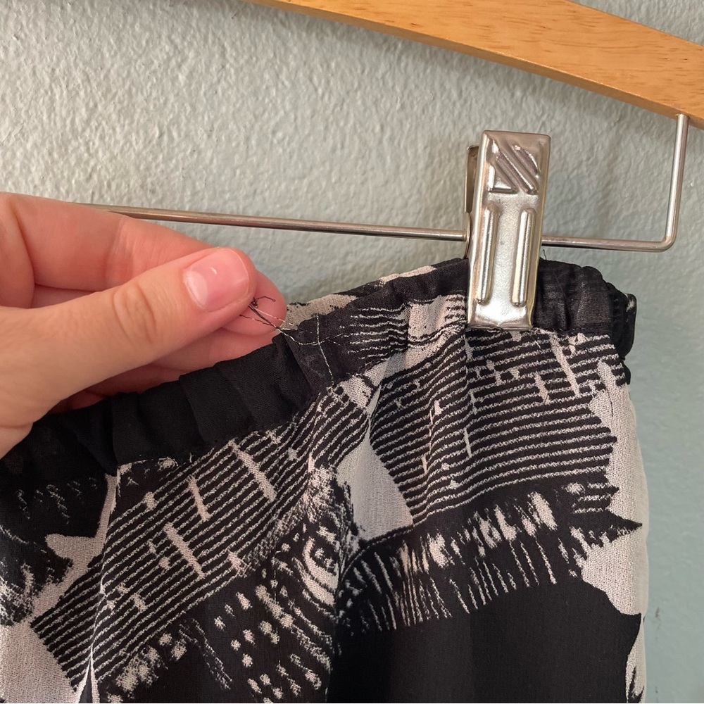 Seventh Avenue | Y2k Black & White Chiffon Floral Cityscape Ruffle Skirt - Picture 8 of 11